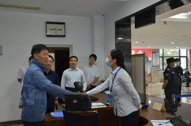 徐州市委常委组织部长季培东接待信访群众走访看望一线信访人员