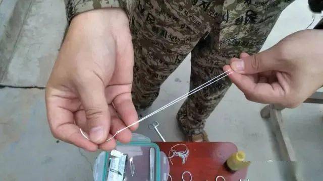 先把缝合线准备好,最好同时准备多组,以便使用.提前使用碘伏浸泡消毒.