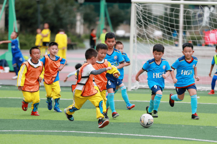 花果园这场小学生五人制足球联赛,绿茵场上燃"战火"尽驰骋
