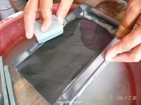 再用细油石进行打磨《背面》细油石打磨正面油石使用完毕,再用砂纸