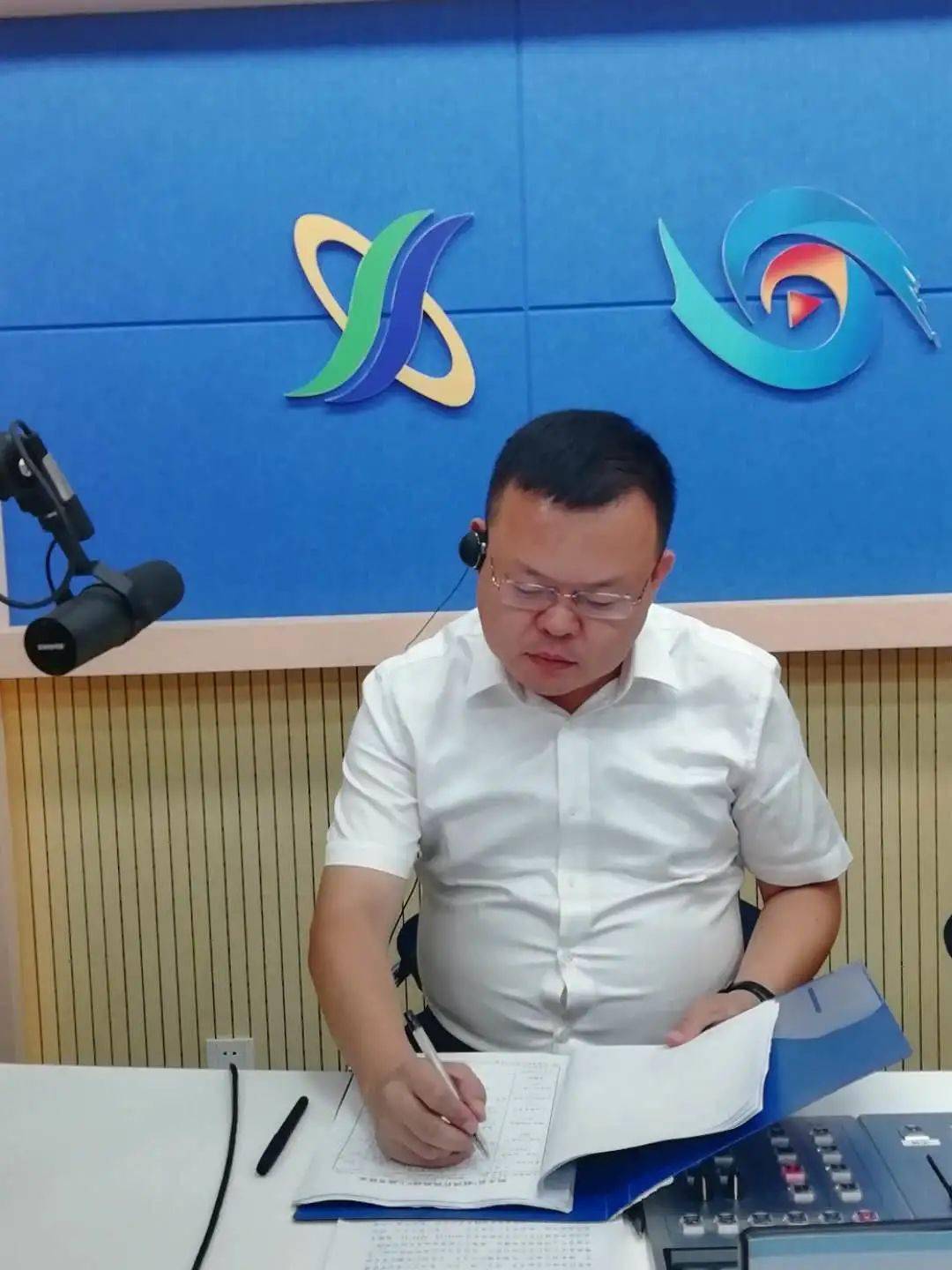 泗水县医疗保障局局长叶磊在考核表上签字泗水县医疗保障局局长叶磊