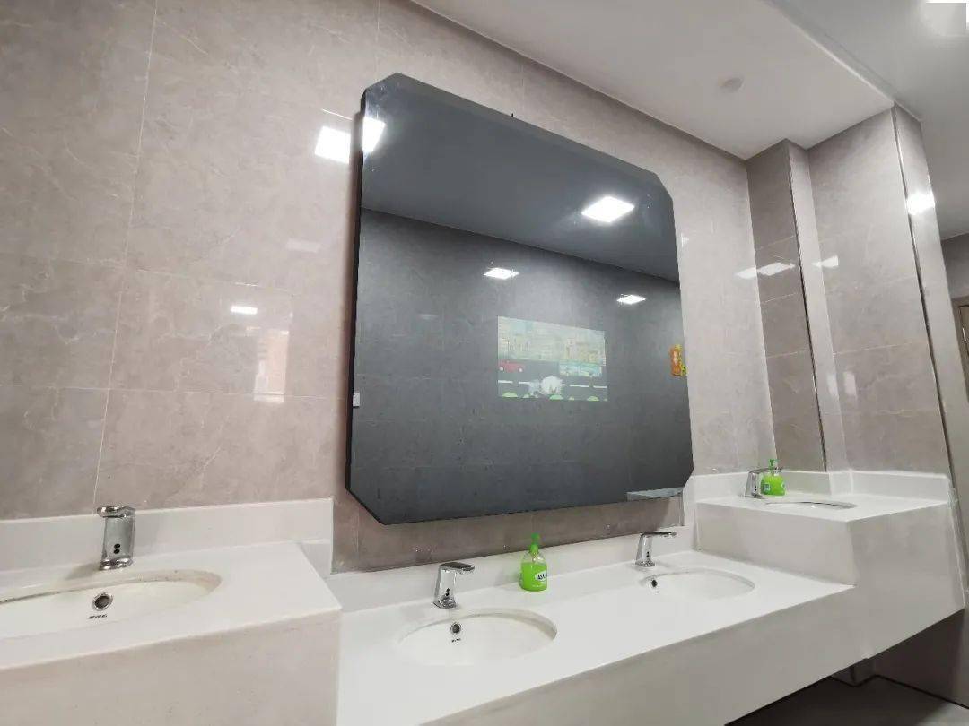 在这里洗手间的镜子会唱歌