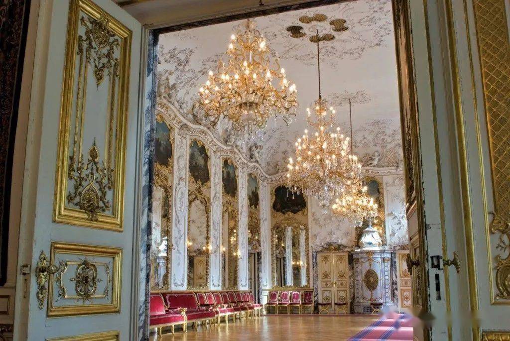 皇后宝座被妹妹截胡爱她的老公又早逝但她却成为欧洲有名贵族富豪