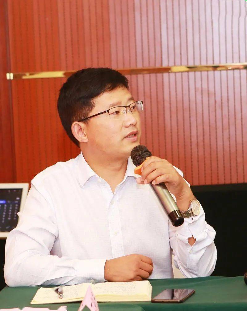 玉峰山镇党委书记王代兵表示,玉峰山森林公园是重庆主城的森林"氧吧"