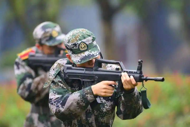 战术小队训练项目的特殊性让新兵们有机会在训练时一直握着模型枪.