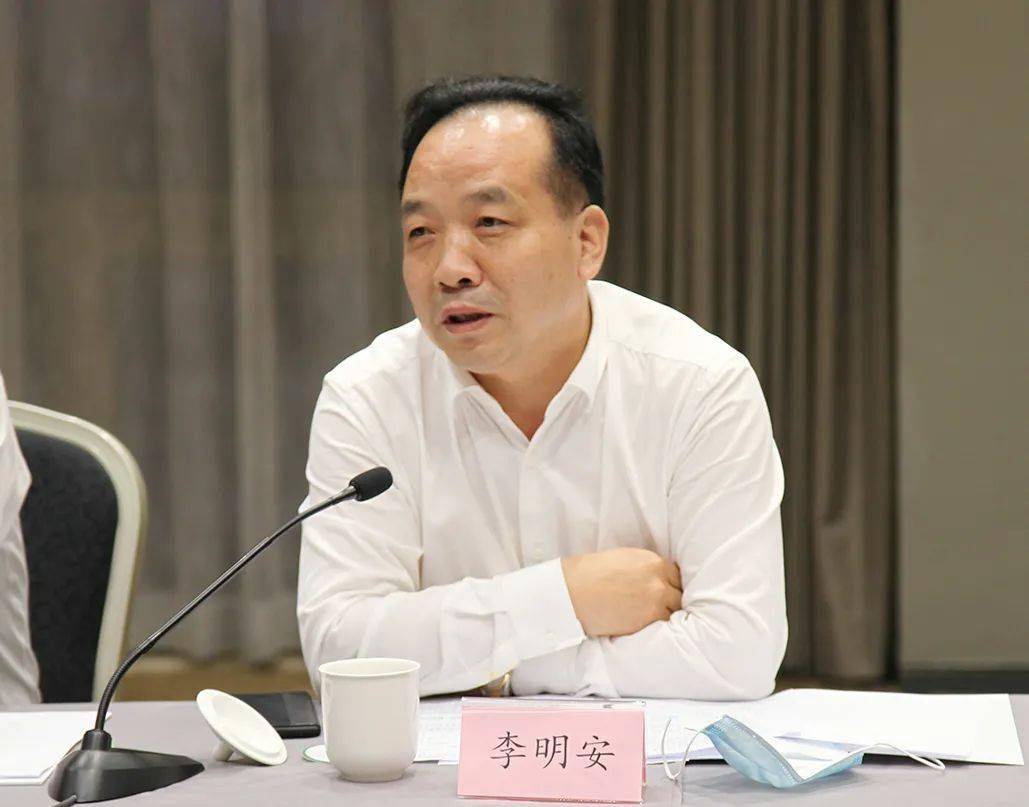 李明安代表中国土木工程学会发表讲话,并对学标委提出三点希望,一是