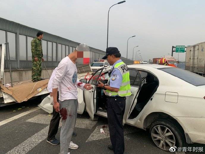 一个瞌睡引发一场车祸,清晨机场高速一网约车突发撞上小货车