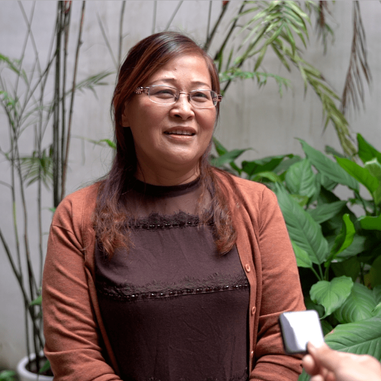 缸窑村村民 杨惠娟现在村里重修了水泥路;老房子外墙都做了粉刷,重新