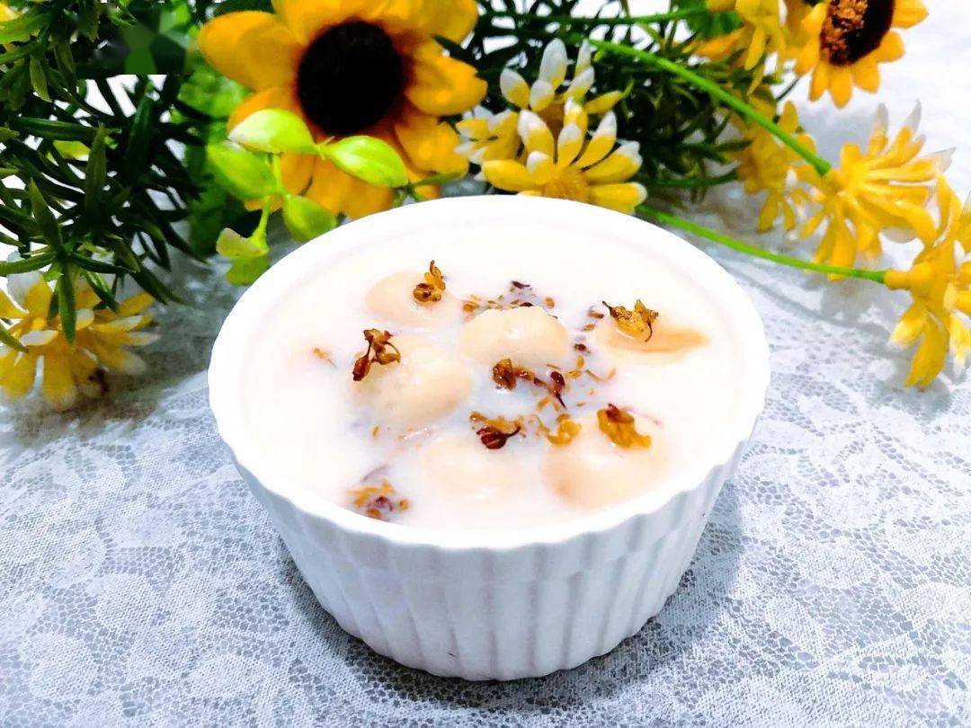 桂花蜜椰奶莲子羹的做法滋补养颜养心安神促进睡眠非常适合秋季的汤品