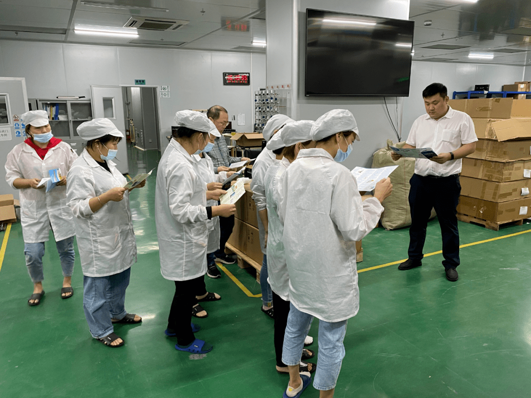 华融湘江银行南县支行走进企业进行金融知识宣传活动