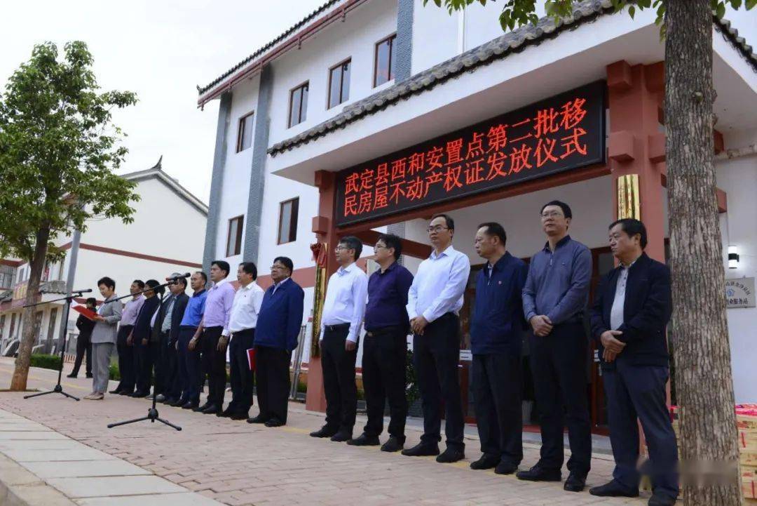 16仪式由县委副书记,县长李坚主持,县委书记李玉林在仪式上讲话.
