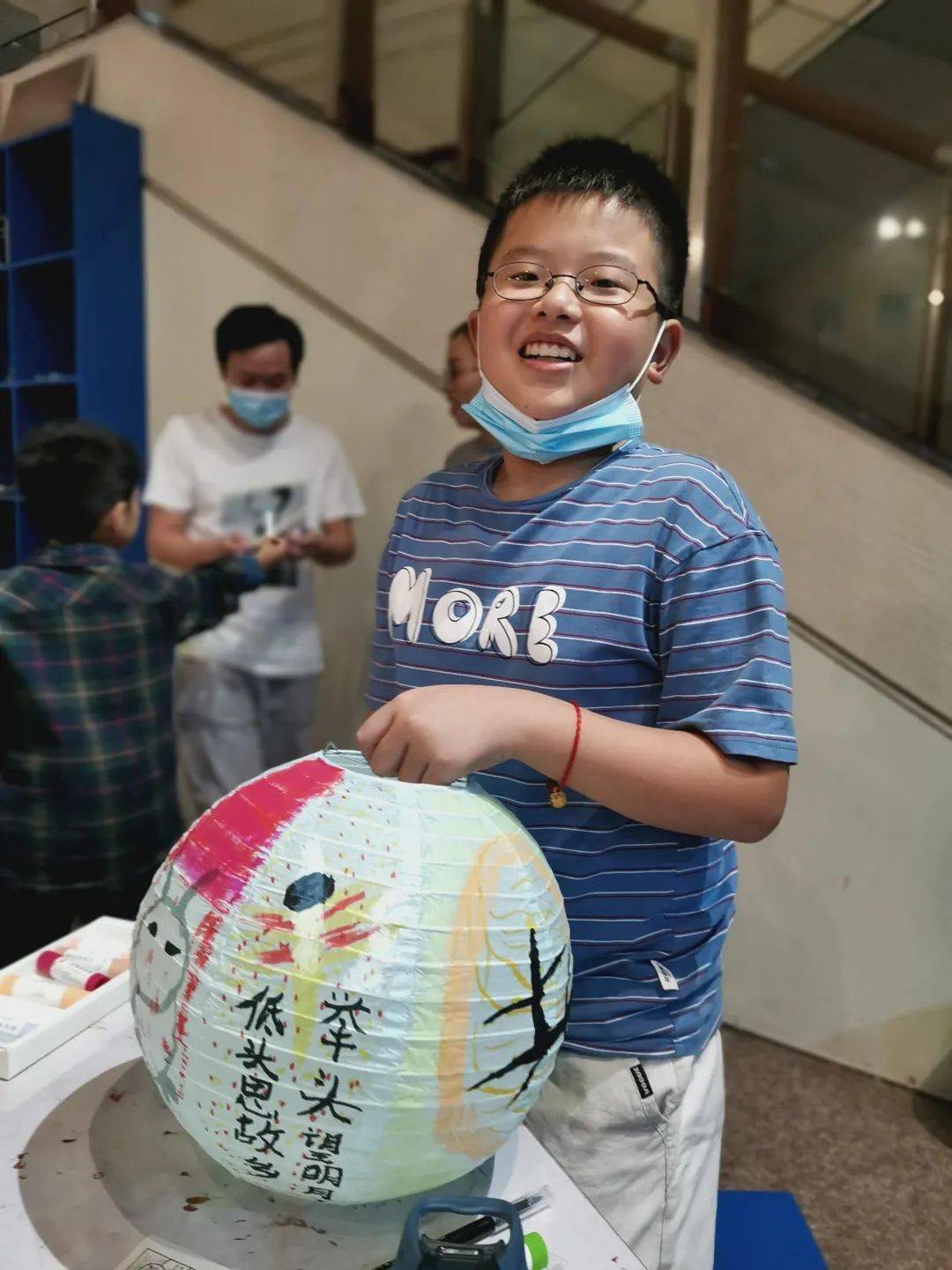 小朋友们和爸爸妈妈以灯笼为底或发挥想象或以老师提前打印准备的