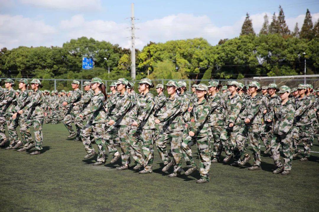 多图直击军训现场上应新生真飒