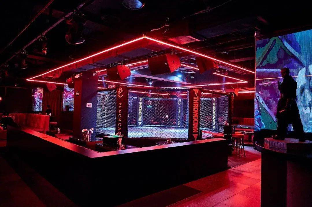 punch cage是一家位于北京西路的地下拳击酒吧,且拥有自带格斗属性的