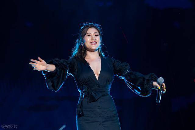 美籍华裔歌手刘明湘人美漂亮怎么看都美