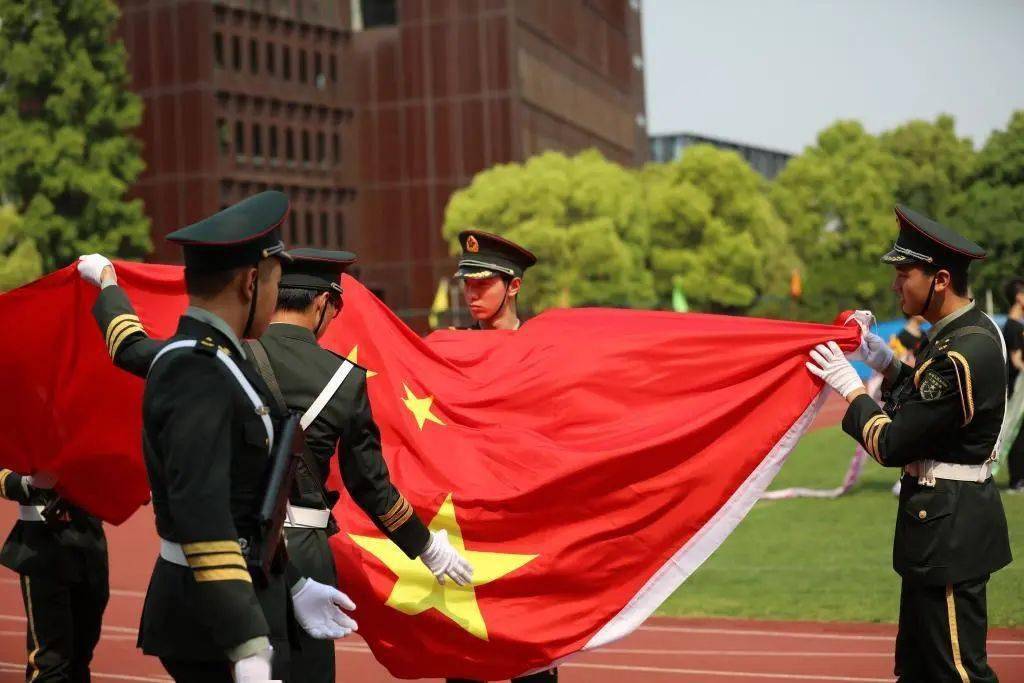 护旗担当拍了拍你等你守候这一抹红