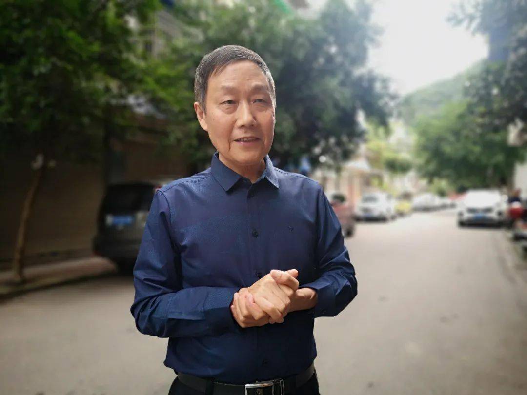 (现场视频)建国大道附近,小车驾驶员突发疾病,车辆失控!危急时刻……_