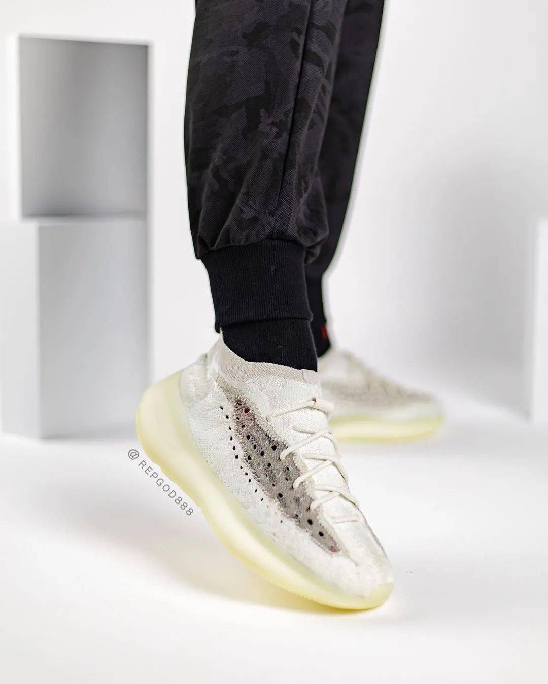 yeezy380夜光双配色实物提前上脚泄露确认将限量发售