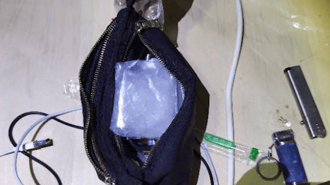 隆江镇某出租屋内,抓获一男一女,查获疑似毒品45.68克及吸毒工具一批!