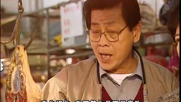 康婶在菜市场精心挑选了一块羊肉回来做顿晚餐康伯一看是狗肉来的