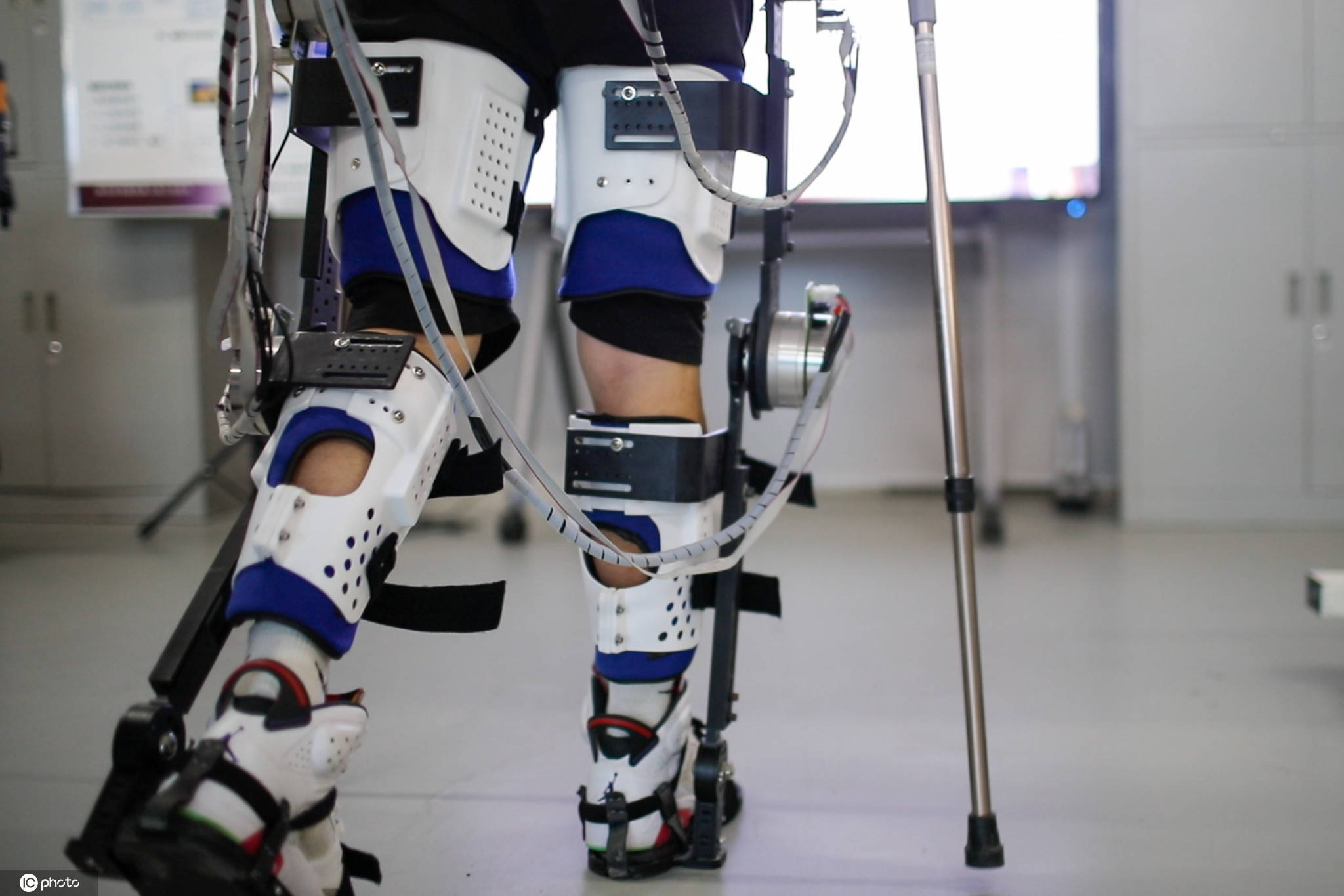 残疾人助力行走机械腿图片