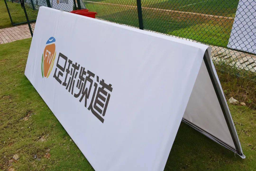 球场四周摆满了宣传牌各足球场均安装了直播台架惠风和畅,球飞人舞