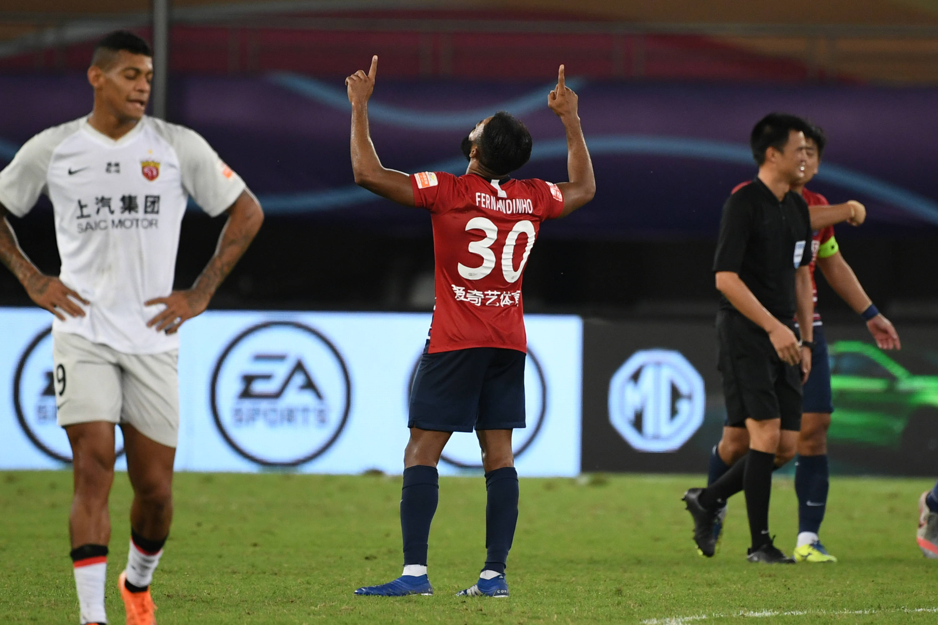 9月28日,重庆当代队球员费尔南迪尼奥(中)在赛后庆祝胜利.