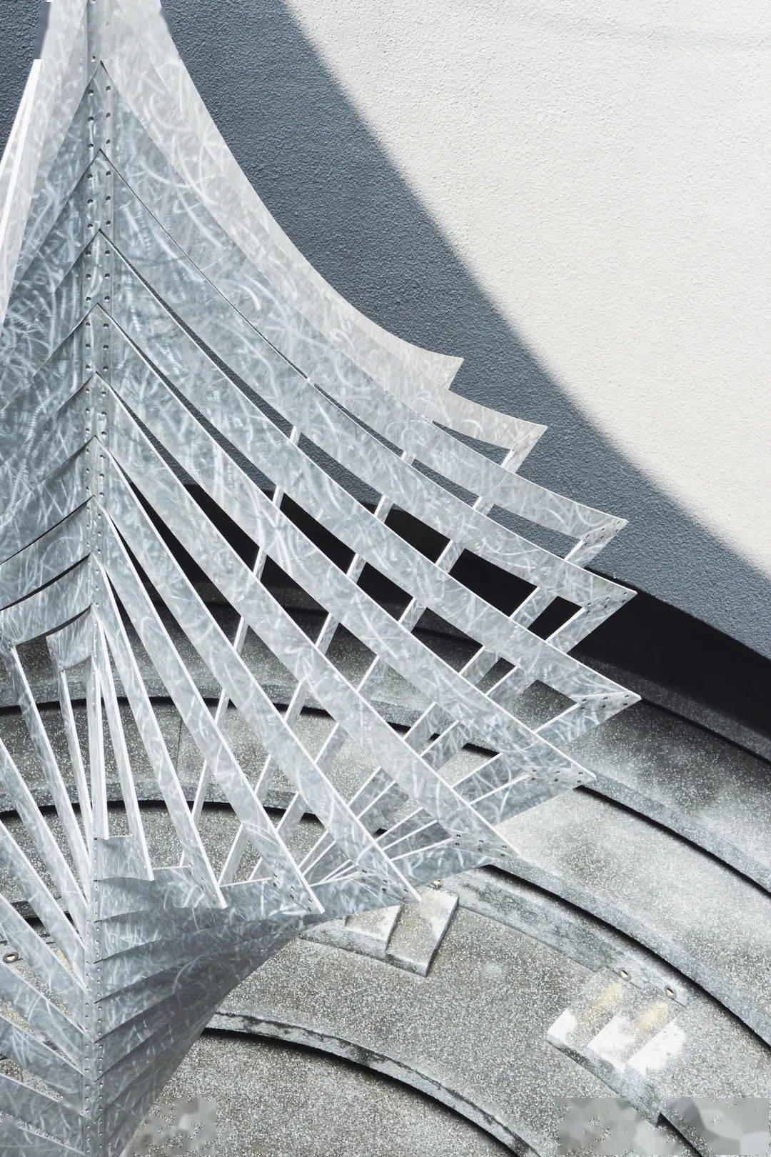 锡箔纸,霓虹灯管,工业废料,如何成为永恒?_艺术