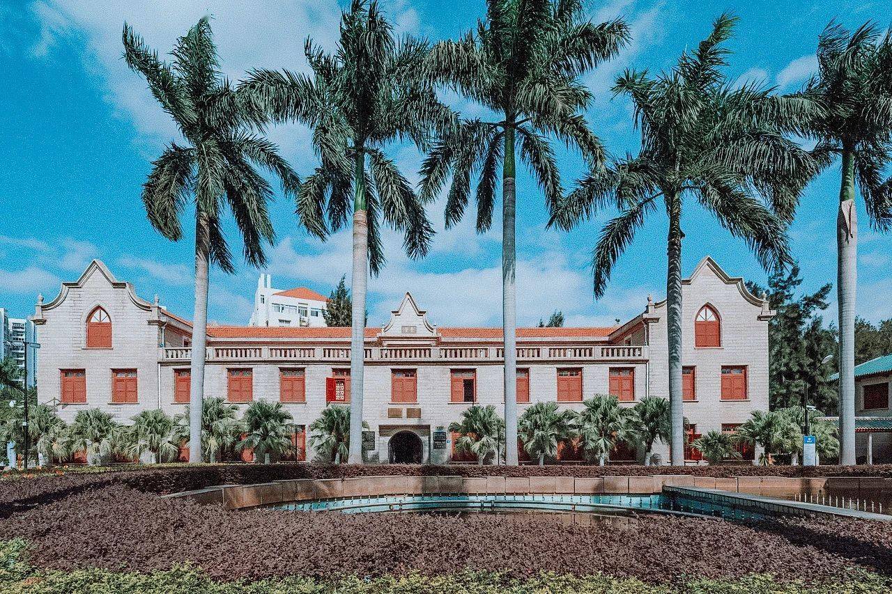 摄影/李平安坐落在芙蓉湖畔的芙蓉楼群,建于20世纪五六十年代,同样是