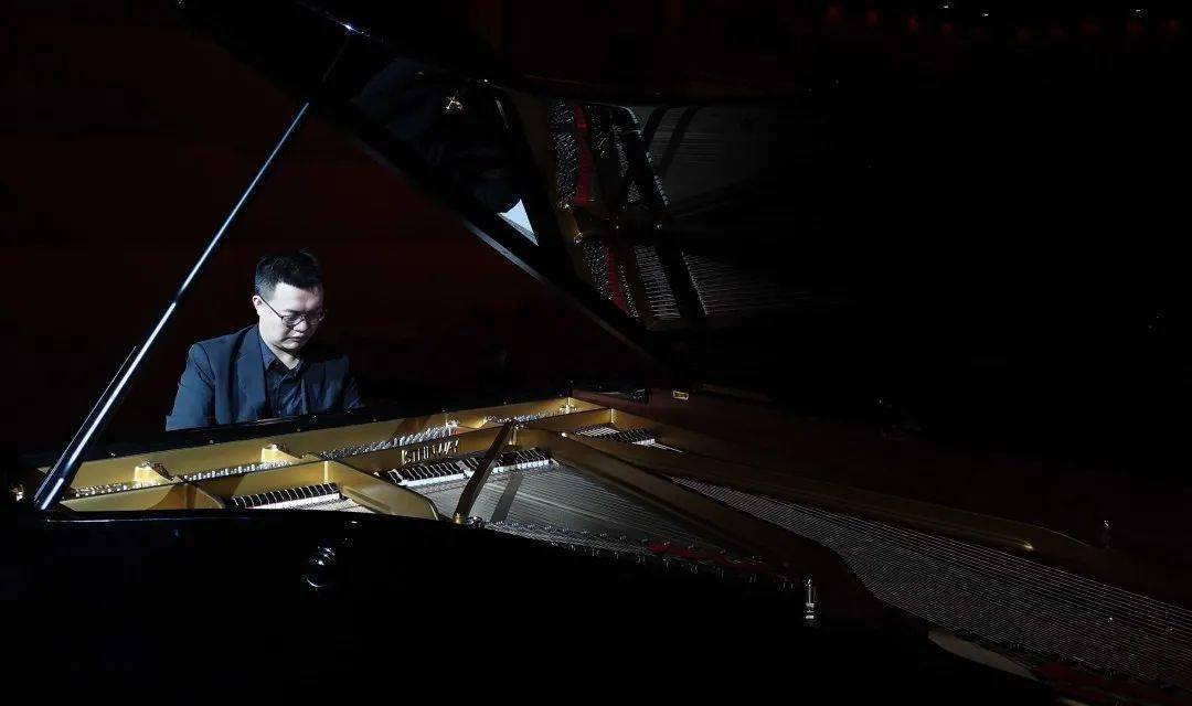 本场音乐会由浩洋室内乐钢琴家刘震洋,郑杰携手演绎,四手联弹,精彩