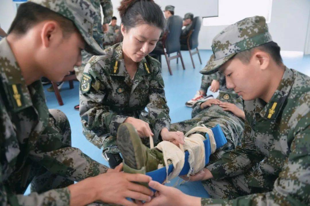 话剧《上甘岭》军训:包扎训练(摄影:庞剑)话剧《上甘岭》军训:集体