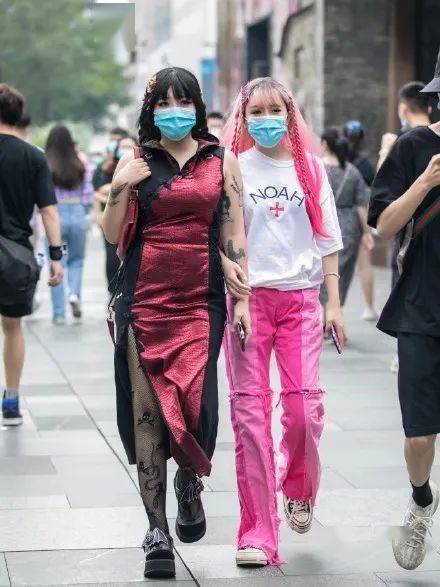太古里街拍抖音小姐姐_网红街拍太古里街在哪里_抖音太古里街拍女是谁