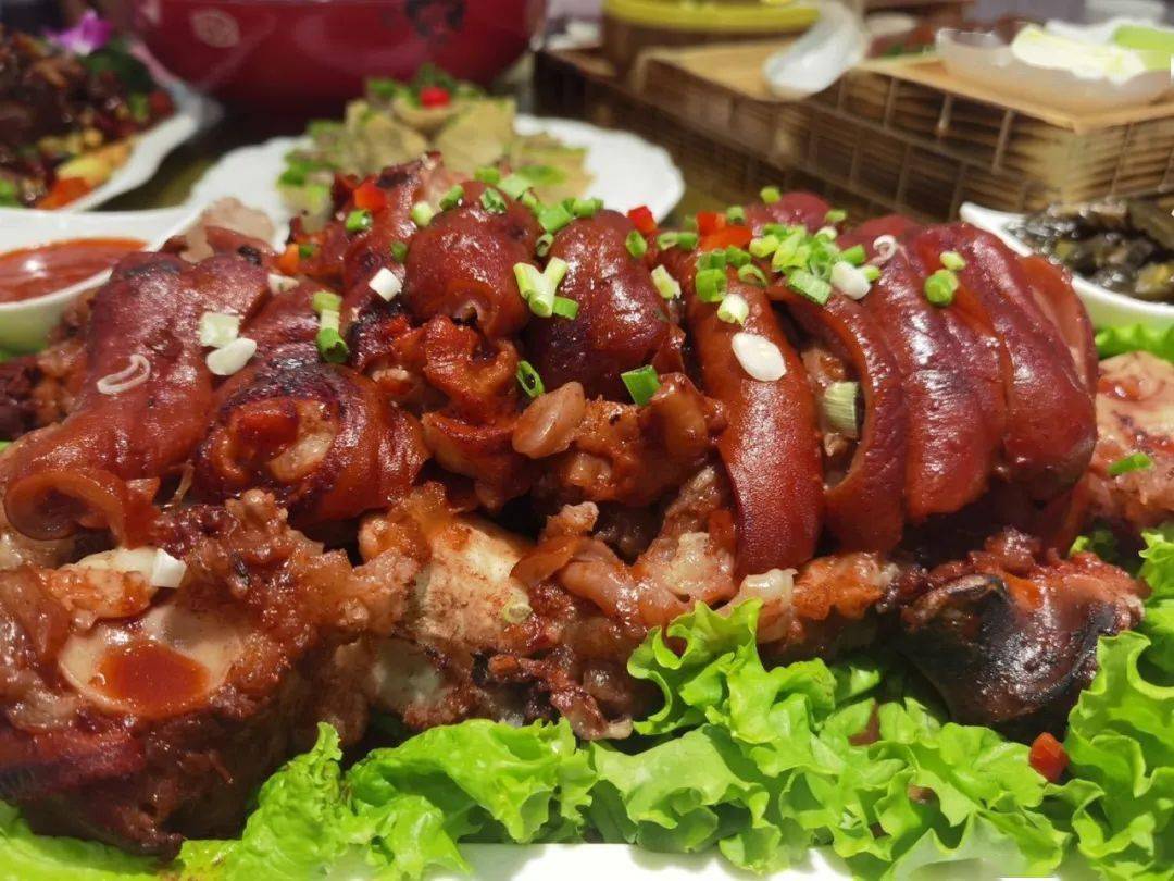 红扒牛蹄蜀香大排精选现猪排,通过秘制调料卤制,放入锅中进行油炸翻炒