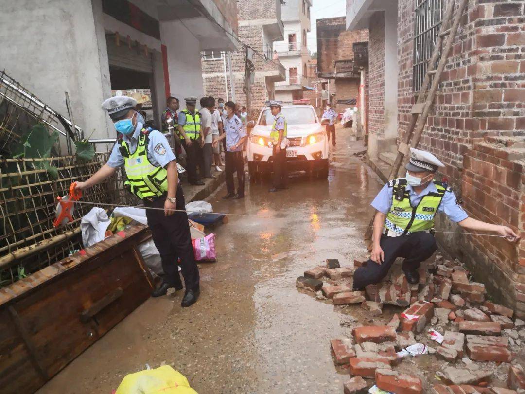事发梧州龙圩,一辆货车撞倒私人屋,2人被砸身亡.