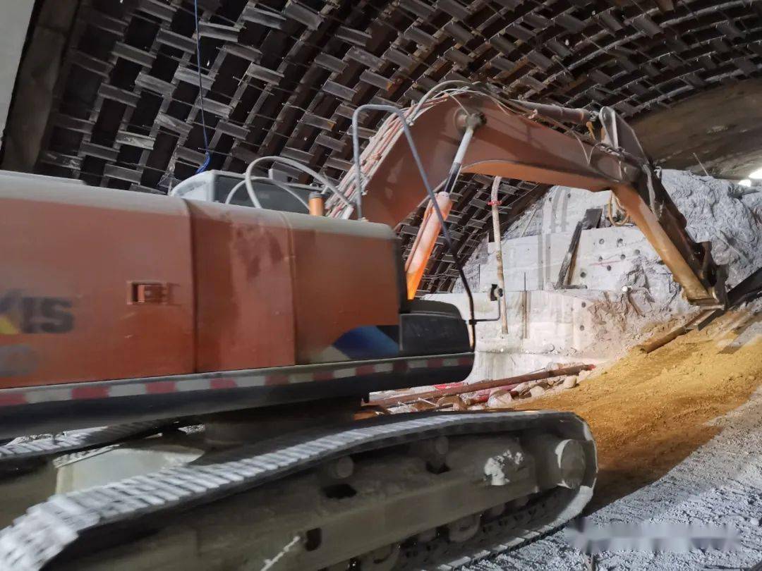 乐业大道隧道坍方事故正对洞顶危石空洞安装工字钢