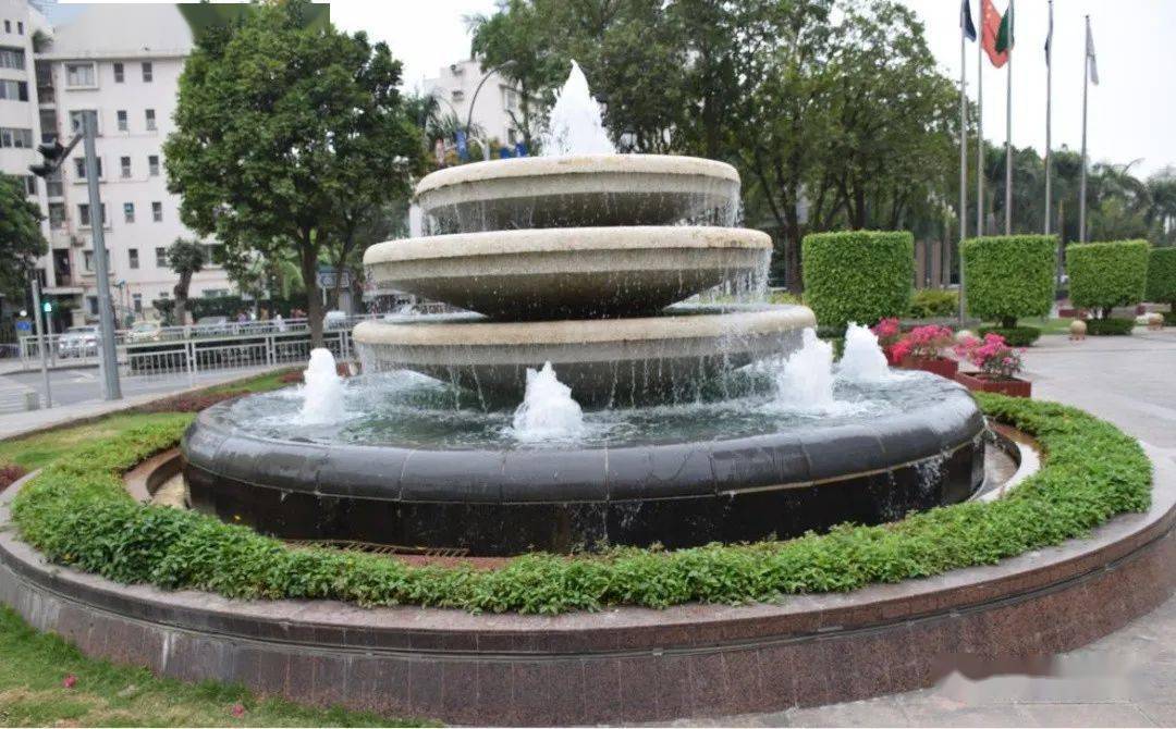 喷泉独具特色,由喷泉,水上花坛与乔木,水池,水上背景墙共同组成.