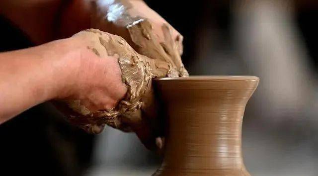 彩陶工艺师将入窑烧制前的彩陶坯先除潮工艺师在制作彩陶工艺师在界首