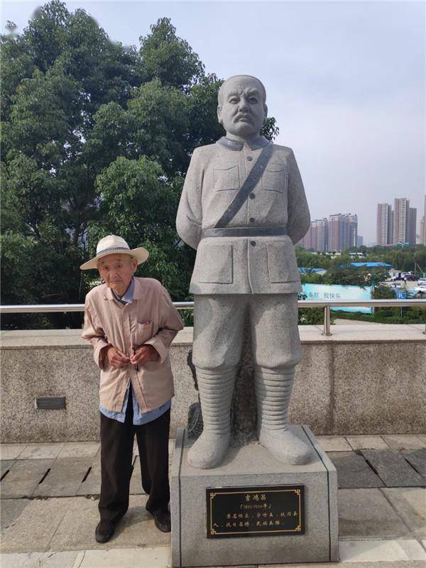 99岁老兵推车90分钟去看敬佩80年的英雄_吉鸿昌