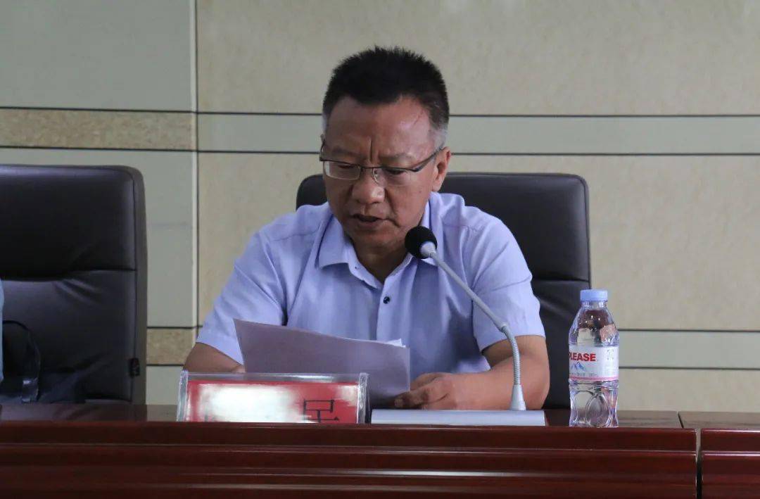 尹建军在主持会议时强调,要按照上级要求,加强组织协调,形成工作合力