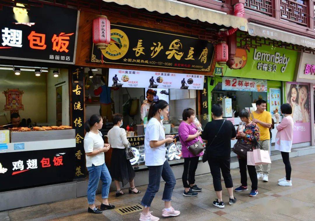 随着国庆长假临近,这条松江知名的美食街人头攒动,各烧烤档口前热闹