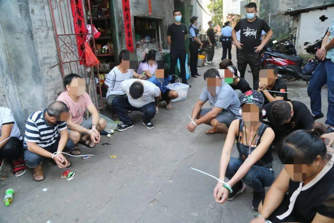 防城港警方捣毁一露天赌博窝点,现场抓获涉赌人员32人