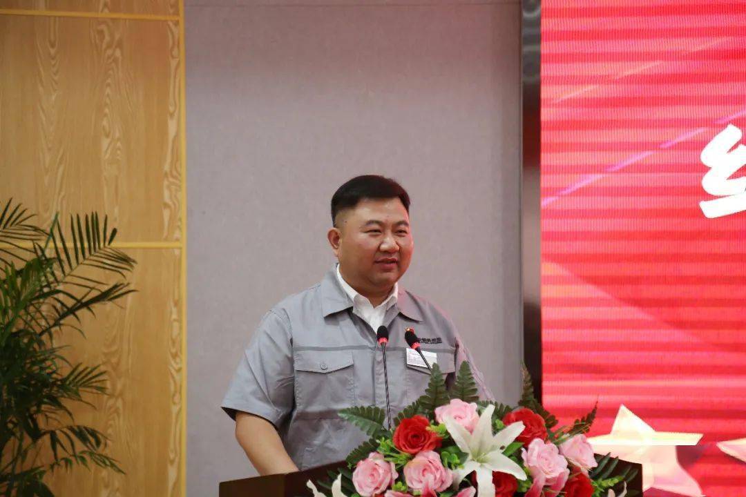 03开拓者代表发言公司党委副书记,副总裁尚金瑞接受捐赠六钢第一棒