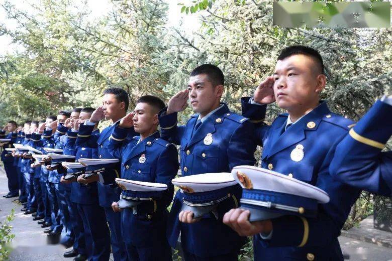 一束束鲜花整齐摆放烈士墓前,全体消防员脱帽敬礼,深切表达对逝去战友