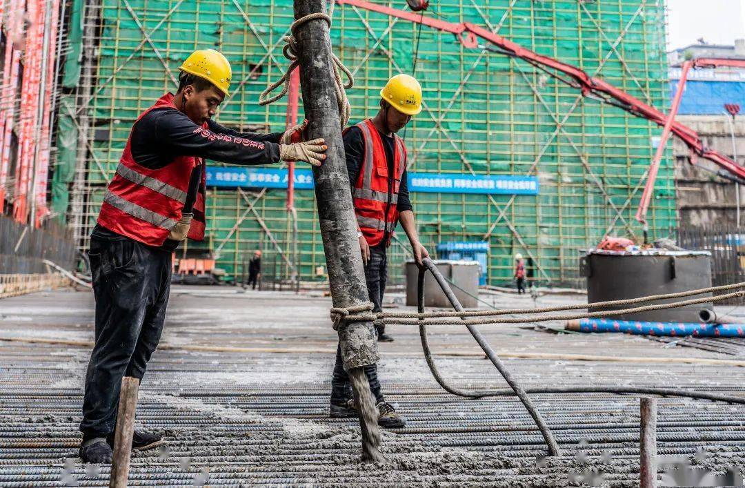 8万m!大底板混凝土浇筑现场直击