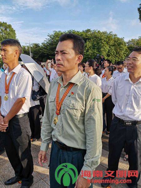 海南省道德模范李鸿民参加缅怀烈士活动