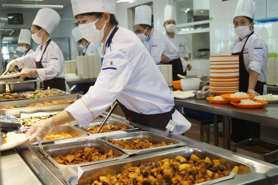 餐厅饭菜小份方面,各食堂从馒头,油条等早点上分大小两种规格制作