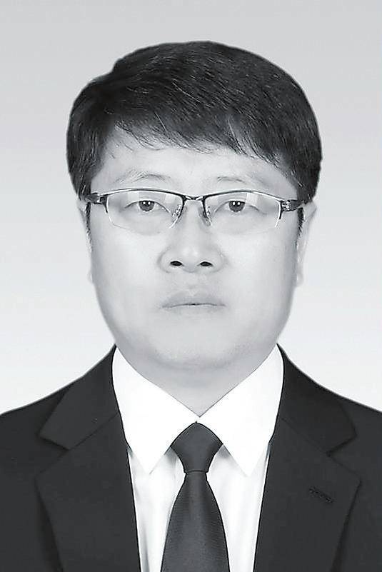 大学学历,生前系吉林省汪清县委组织部副部长兼汪清县老干部局局长,正