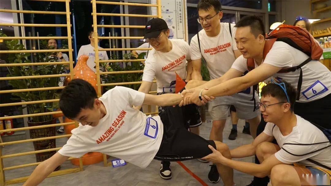 出发前由篮球俱乐部肖队带我们伸伸胳膊伸伸腿,运动前热身不能少!