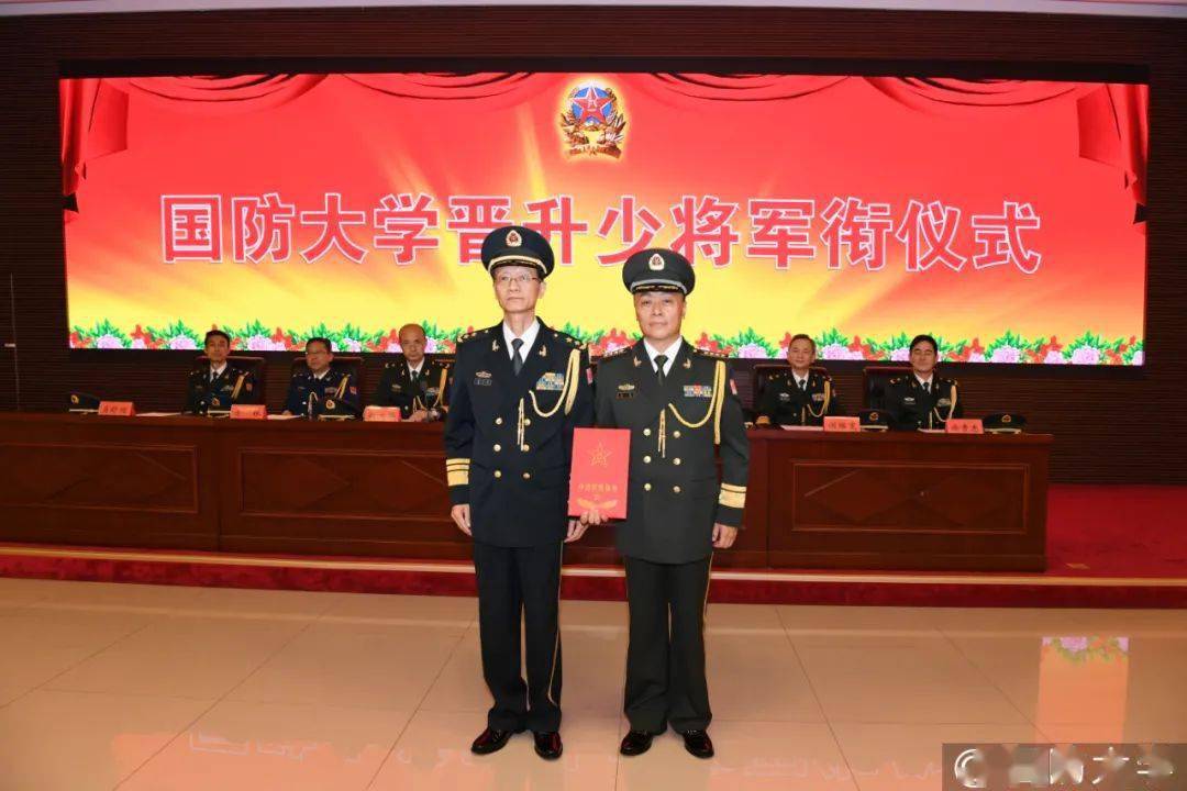 主持,肖天亮副校长宣读中央军委命令,吴杰明政委为晋衔将官颁发命令状