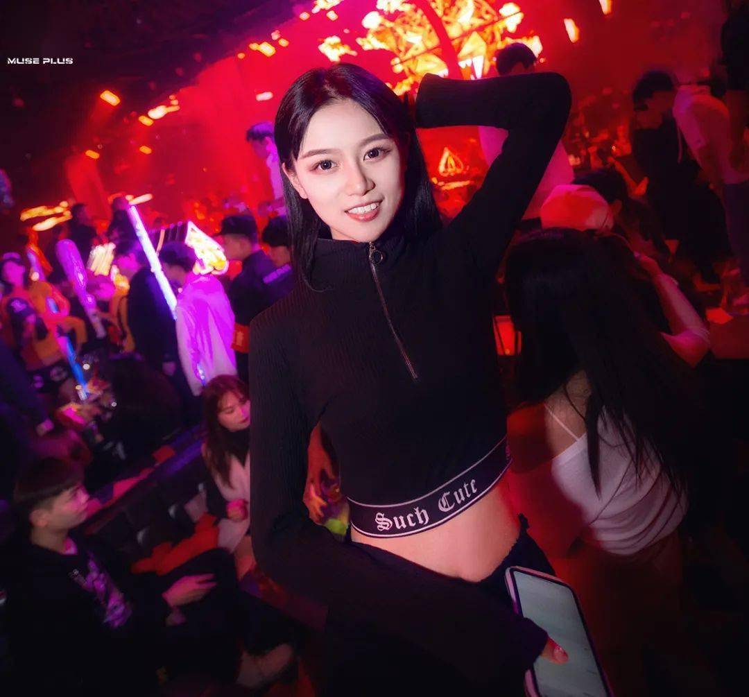 浪漫爆表高校派对郑州百大狂欢电音节助你脱单